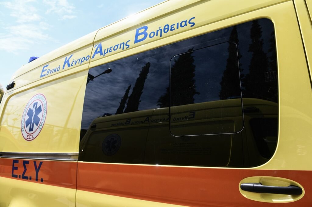 Χαλκιδική: Αυτοκίνητο έπεσε σε στάση ΚΤΕΛ, αρκετοί τραυματίες