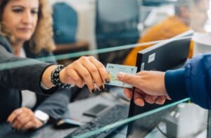 Η αγορά πληρωμών αλλάζει: Τι φέρνουν οι νέοι κανονισμοί και η τεχνολογία – enikonomia.gr