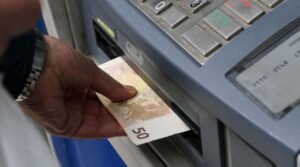 e-ΕΦΚΑ και ΔΥΠΑ: Ποιοι πληρώνονται σήμερα και ποιοι μέχρι την Παρασκευή – enikonomia.gr