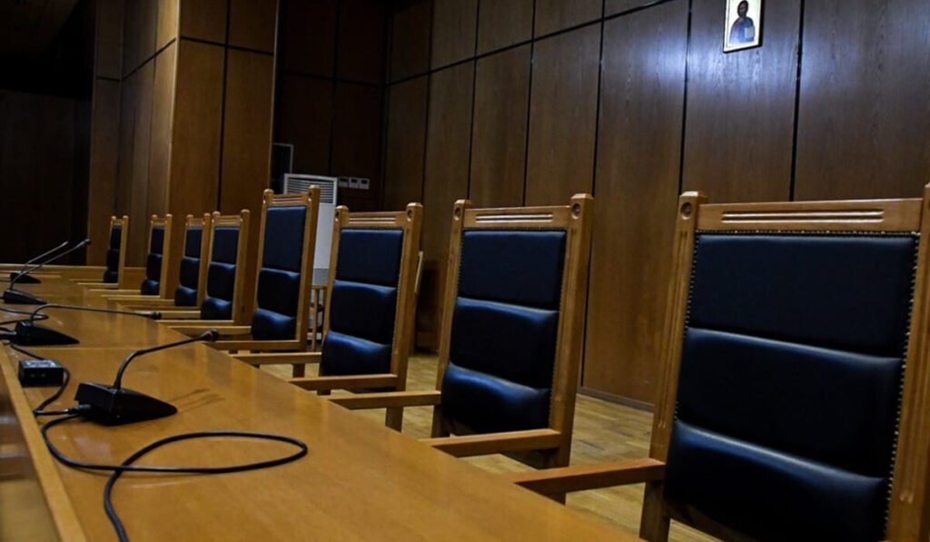 «Πάγωσαν» όλοι στο δικαστήριο: Σάπια σανίδια παραλίγο φονιάς για νεαρή δικηγόρο (Εικόνα)