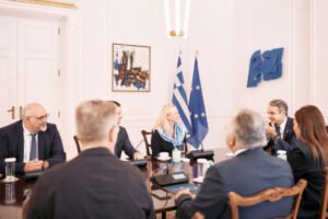 Συνάντηση Μητσοτάκη με την πρόεδρο του Yale και τον πρύτανη του ΕΚΠΑ – «Σημαντικό να καλλιεργούμε