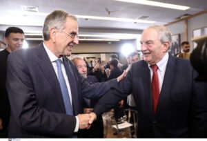 Νέα κοινή εμφάνιση Σαμαρά και Καραμανλή – Τα «καρφιά» Μητσοτάκη