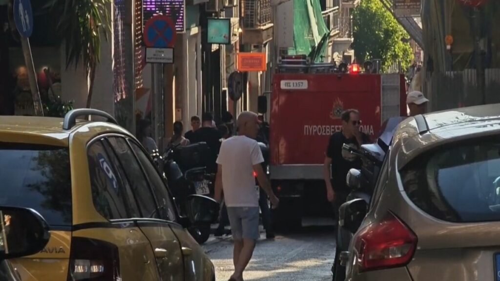 Φωτιά σε κοσμηματοπωλείο στο Σύνταγμα – Κλειστή η Καραγιώργη Σερβίας