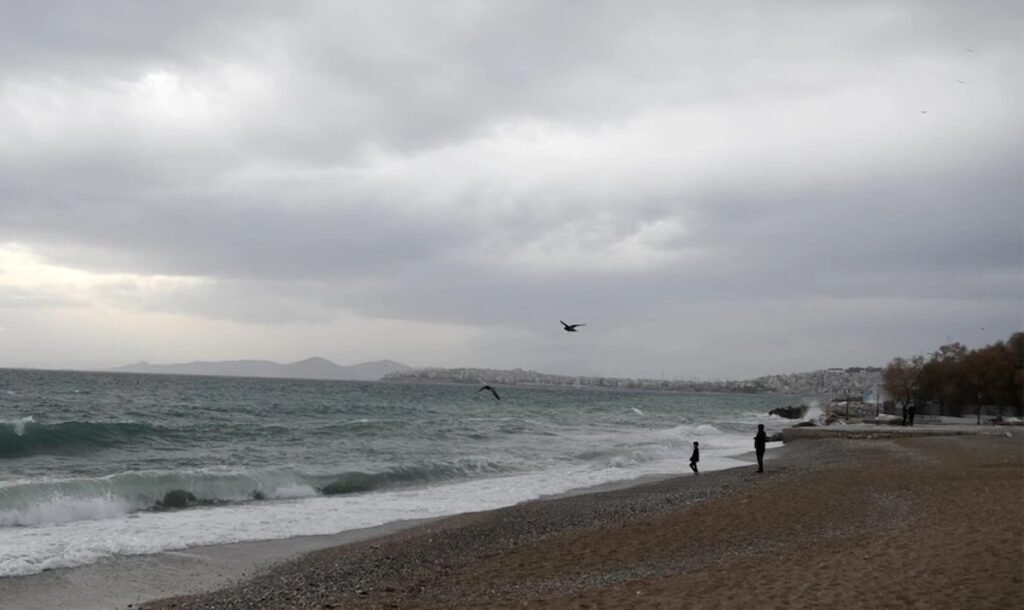 Καιρός: Ξεχάστε τις βουτιές το Σαββατοκύριακο – Έρχονται βροχές, άνεμοι και πτώση θερμοκρασίας