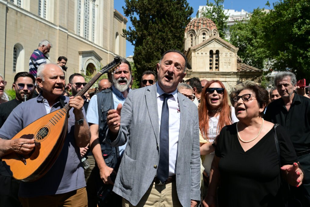 Συγκίνηση για τον Πετρολούκα Χαλκιά – Ο αποχαιρετισμός με κλαρίνο και το καθηλωτικό ηπειρώτικο άσμα (Βίντεο)