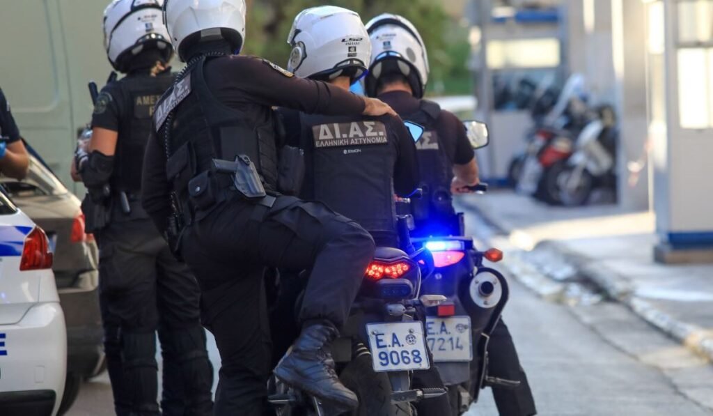 Στην Ηλεία βρέθηκαν οι γονείς του μωρού που το άφησαν στο μπαλκόνι του διαμερίσματός τους στη Θεσσαλονίκη
