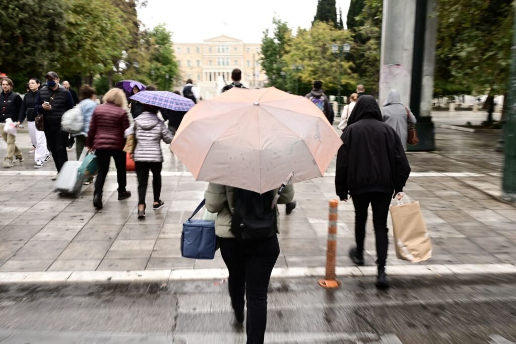 Διήμερη κακοκαιρία με πολλές μπόρες – Ανατροπή με τις βροχές στην Αθήνα