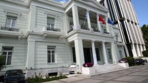 ΥΠΕΞ: Εκκένωση 16 Ελλήνων πολιτών από το Ιράν υπό εξαιρετικά αντίξοες συνθήκες