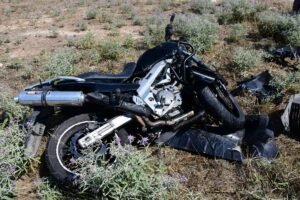 Νεκρή οδηγός στην Μάνδρα – Τροχαίο με μηχανή και φορτηγό