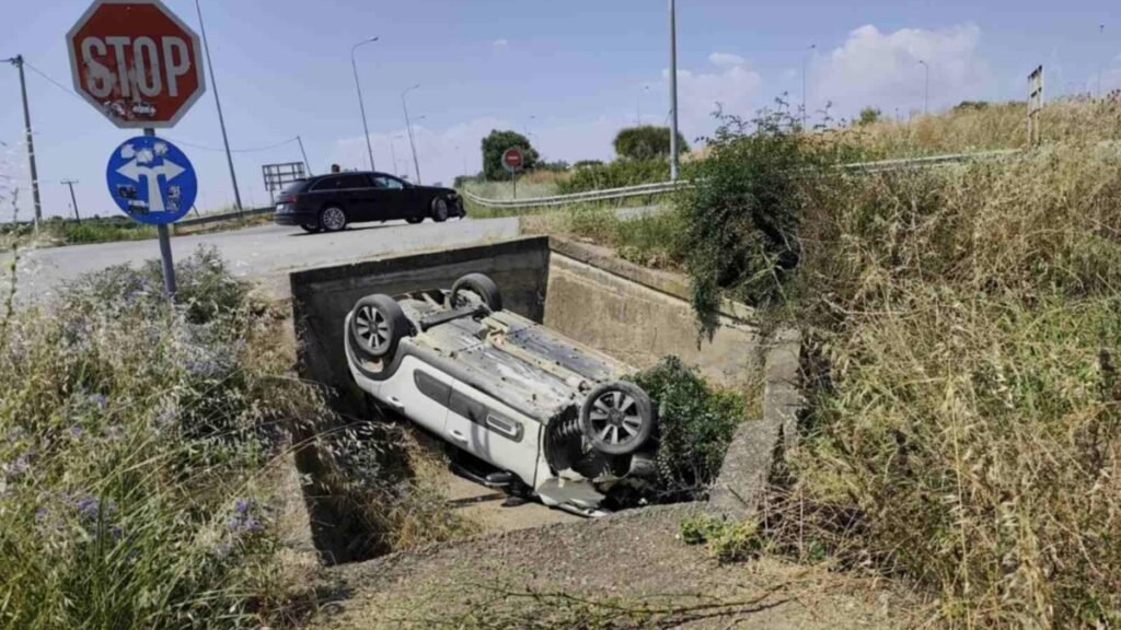 Σοβαρό τροχαίο για δήμαρχο στη Χαλκιδική – Όχημα παραβίασε STOP και τον πέταξε σε χαντάκι