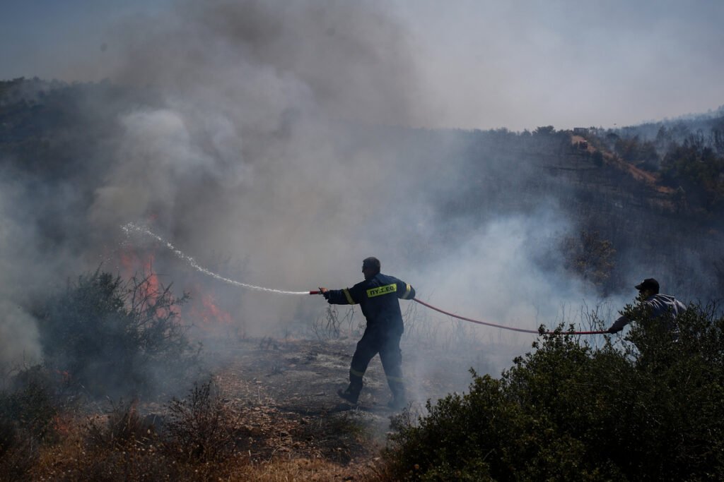 Xωρίς ενεργά μέτωπα οι φωτιές σε Ασπρόπυργο και Τήνο