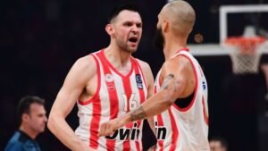 Ολυμπιακός: Το… ανελέητο τρολάρισμα του Φουρνιέ στον Παπανικολάου για το απίστευτο κάρφωμα κόντρα στη Σιένα!