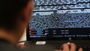 Χακάρισμα μαμούι: Διαρροή 16 δισεκατομμυρίων κωδικών από Facebook, Google, Apple
