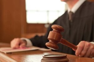 Ελεύθεροι 7 οπαδοί μεγάλης ομάδας και μέλη εγκληματικών οργανώσεων που κατηγορούνται για διακίνηση ναρκωτικών
