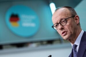 Μερτς: Tο Ιράν να διαπραγματευτεί άμεσα με τις ΗΠΑ και το Ισραήλ