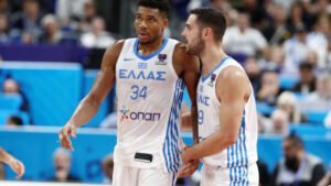 Αντετοκούνμπο σε Παπαπέτρου: “Ήσουν έμπνευση ως συμπαίκτης και φίλος, σου εύχομαι τα καλύτερα”