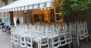 Ελεγκτικό Συνέδριο: Το 50% των καταστημάτων που βγάζουν έξω τραπεζοκαθίσματα δεν έχει άδεια από τους δήμους