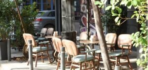 Νέα έκθεση του Ελεγκτικού Συνεδρίου αποκαλύπτει πως το 50% των καταστημάτων που βγάζει έξω τραπεζοκαθίσματα