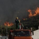 Η Πύρινη Απειλή στη Ρόδο: Φωτιά στον Καλαμώνα τέθηκε υπό μερικό έλεγχο, με τις αρχές σε επιφυλακή