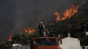 Συνεχίζεται η μάχη με τις φλόγες στη Χίο – Τρία μηνύματα του 112