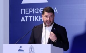 Φωτιά στην Παλαιά Φώκαια: Στο Κέντρο Επιχειρήσεων Πολιτικής Προστασίας ο Νίκος Χαρδαλιάς