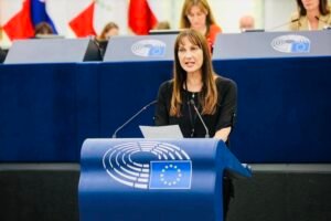 Σημαντικές τροπολογίες της Έλενας Κουντουρά υιοθετήθηκαν για τη στήριξη των νησιών, τη στέγαση και το
