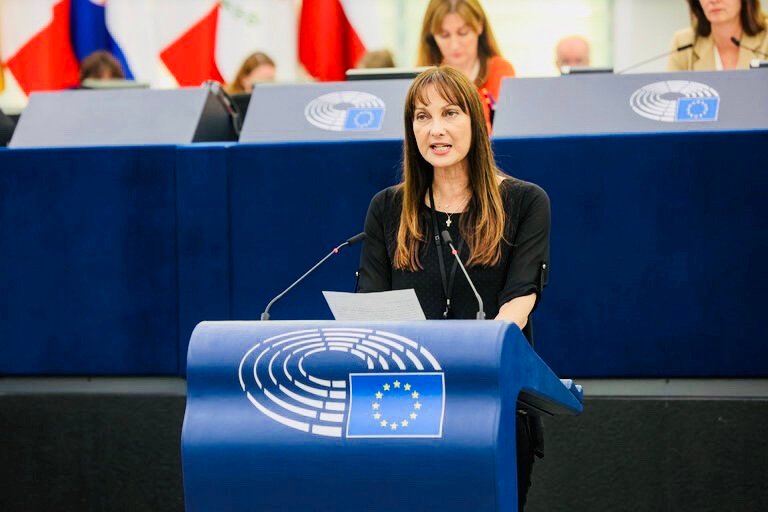Σημαντικές τροπολογίες της Έλενας Κουντουρά υιοθετήθηκαν για τη στήριξη των νησιών, τη στέγαση και το