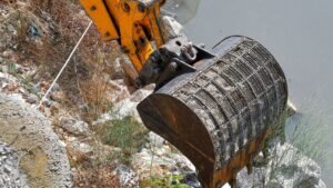 Αθήνα: Άρχισαν οι κατεδαφίσεις 70 επικίνδυνων κτισμάτων – Ποιες περιοχές αφορά – enikonomia.gr