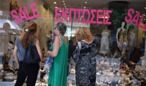 Θερινές εκπτώσεις 2025: Πότε κάνουν πρεμιέρα και ποια Κυριακή θα είναι ανοιχτά τα καταστήματα – enikonomia.gr