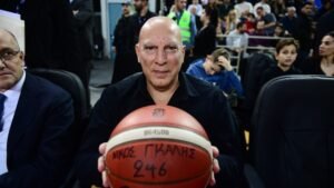 Νίκος Γκάλης: Συγκινητικές στιγμές με τον Γιάννη Αντετοκούνμπο και αποθέωση