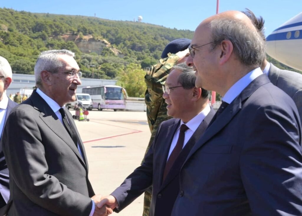 Στη Ρόδο ο πρωθυπουργός της Λαϊκής Δημοκρατίας της Κίνας Λι Τσιάνγκ – Τον υποδέχθηκε ο Κωστής Χατζηδάκης