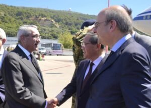 Στη Ρόδο ο πρωθυπουργός της Λαϊκής Δημοκρατίας της Κίνας Λι Τσιάνγκ – Τον υποδέχθηκε ο Κωστής Χατζηδάκης