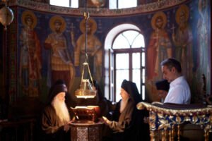 Κυριάκος Μητσοτάκης: Με τον γιο του στη θεία λειτουργία στην Ιερά Μονή Σίμωνος Πέτρας
