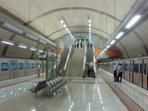 Μετρό: Ως και 30.000 επιβάτες στο πρώτο βράδυ 24ωρης λειτουργίας