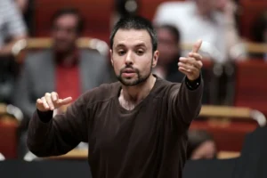 Ο Κωνσταντίνος Καρύδης διευθύνει την Chamber Orchestra of Europe σε μία συναυλία στο Ηρώδειο