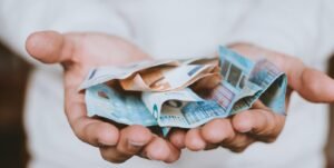 Επιδόματα της ΔΥΠΑ και e-ΕΦΚΑ: Ποιοι πληρώνονται από σήμερα – enikonomia.gr