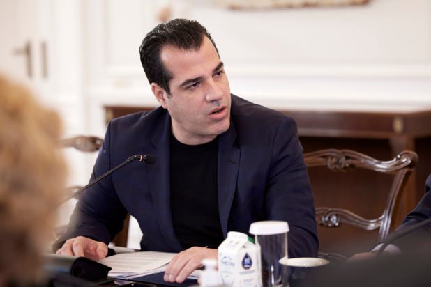 Στην Λιβύη ο Θάνος Πλεύρης και ο Επίτροπος Μετανάστευσης – Στόχος η άμεση αποκλιμάκωση των μεταναστευτικών