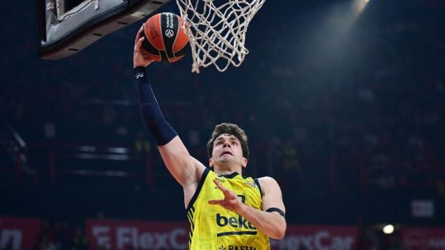 Ανατροπή με Μπιμπέροβιτς: Απέρριψε τους Γκρίζλις και υπογράφει για τρία ακόμη χρόνια με τη Φενερμπαχτσέ