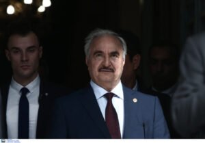 Βεγγάζη: Τι κρύβεται πίσω από το διπλωματικό επεισόδιο με τον Ευρωπαίο Επίτροπο – Ο ρόλος του γιου του Χαφτάρ