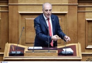 Βελόπουλος: Εσείς στείλατε φρεγάτες για να κάνουν τον τροχονόμο στους δουλέμπορους – Η πραγματικότητα είναι ότι σας διέσυρε ο Χαφτάρ