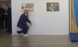 Eπικοινωνιακό σόου Ράμα: Γονάτισε ξανά μόλις είδε τη Μελόνι
