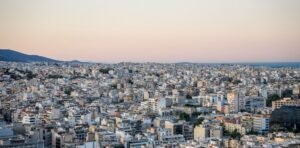 Βραχυχρόνια μίσθωση: Νέες διευκρινίσεις από την ΑΑΔΕ για τα τέλη επιτηδεύματος και ΤΑΚΚ με παραδείγματα –