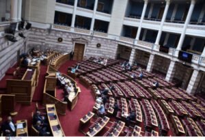 Βουλή: Απορρίφθηκε η ένσταση αντισυνταγματικότητας αναφορικά με την τροπολογία για το μεταναστευτικό