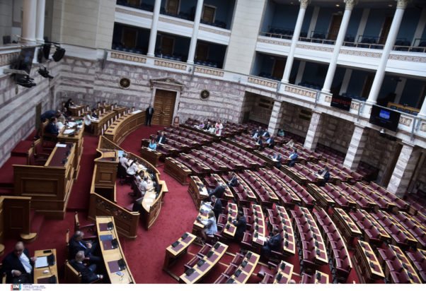 Βουλή: Απορρίφθηκε η ένσταση αντισυνταγματικότητας αναφορικά με την τροπολογία για το μεταναστευτικό