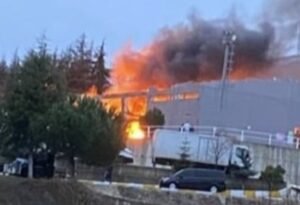 Μεγάλη φωτιά σε εργοστάσιο πλαστικών στην Αυλίδα