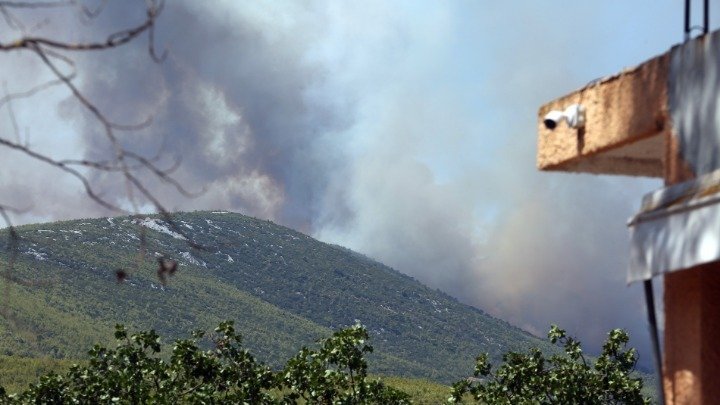Έκτακτα μέτρα από την Περιφέρεια Στερεάς Ελλάδας για τους καπνούς από την φωτιά σε εργοστάσιο στην Αυλίδα