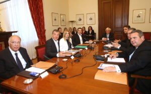 Ξανά στο προσκήνιο τα πρακτικά από το συμβούλιο των πολιτικών αρχηγών το 2015 – «Δεν υπάρχει ηχητικό», λένε