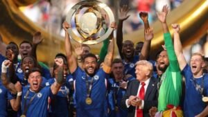 Παγκόσμιο Κύπελλο Συλλόγων 2025: Οι παίκτες της Τσέλσι προσπάθησαν να… διώξουν τον Τραμπ από το βάθρο