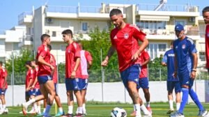 Ολυμπιακός: Οι 29 παίκτες για Ολλανδία, το καλωσόρισμα του Μεντιλίμπαρ στους νέους και η αγκαλιά που έκανε αίσθηση!