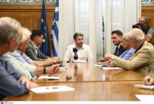 Ανδρουλάκης: Δέσμευση ΠΑΣΟΚ για κατάργηση προσωπικής διαφοράς, νέο ΕΚΑΣ και σταδιακή μείωση της εισφοράς